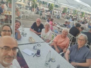 Menschen sitzen an einem Tisch